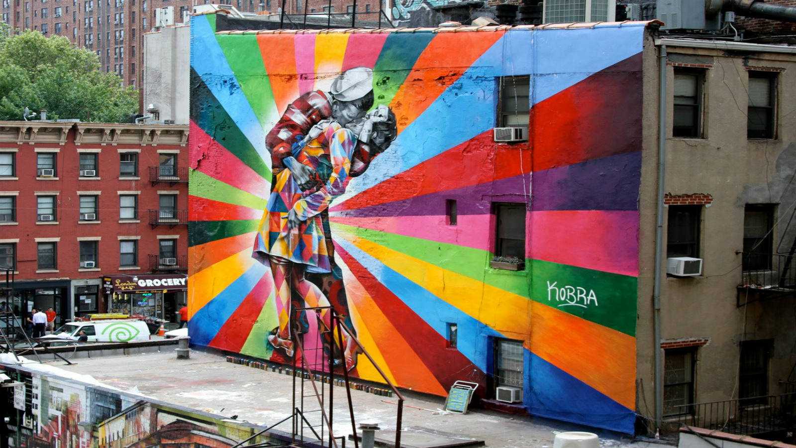Городское искусство - это стиль искусства, который относится к городам и городам, часто выполняемым художниками, которые живут или страстны для городской жизни Таким образом, городское искусство сочетает уличное искусство и граффити и часто используется д