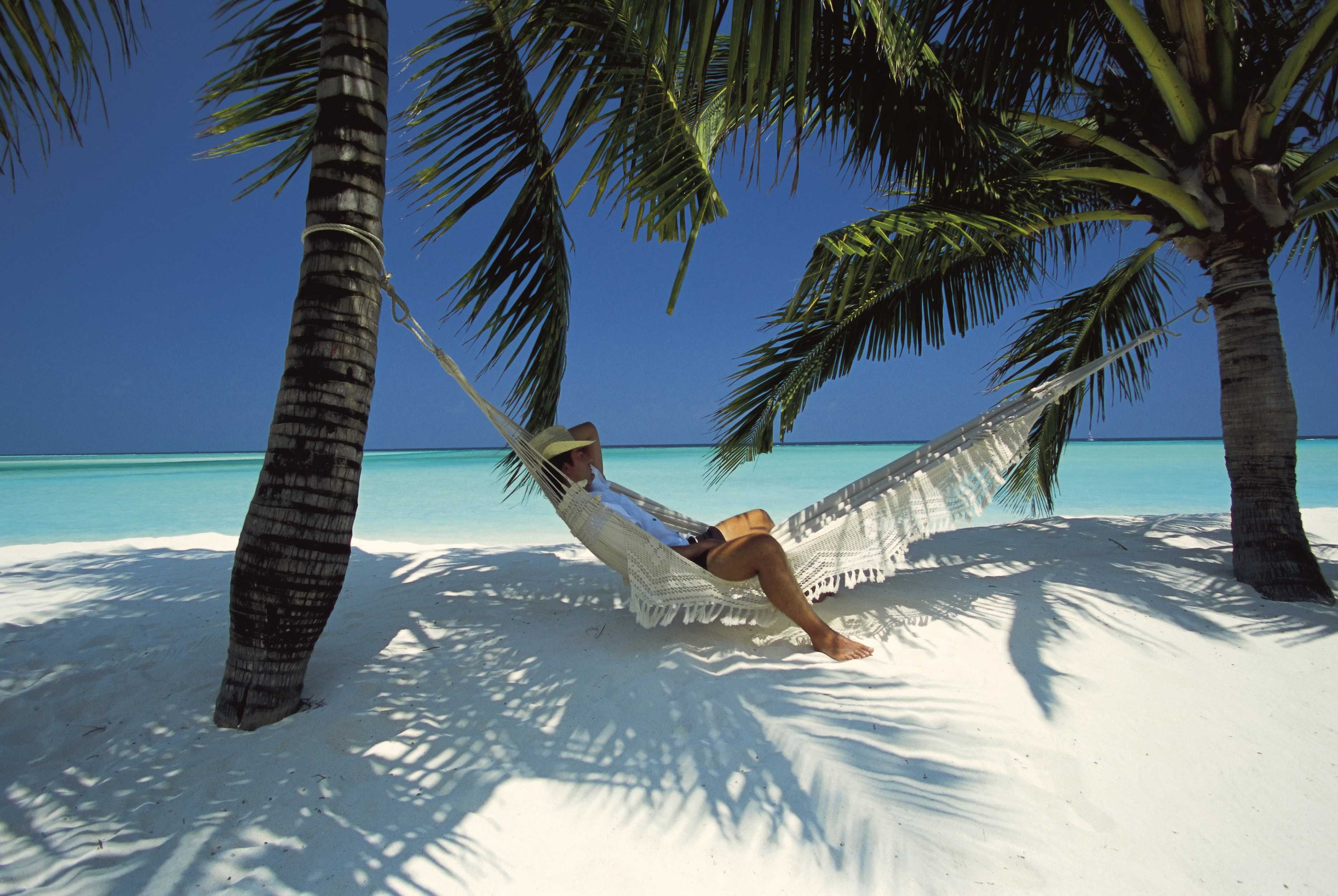 Где отдохнуть в апреле 2022 за границей недорого — пляжный отдых