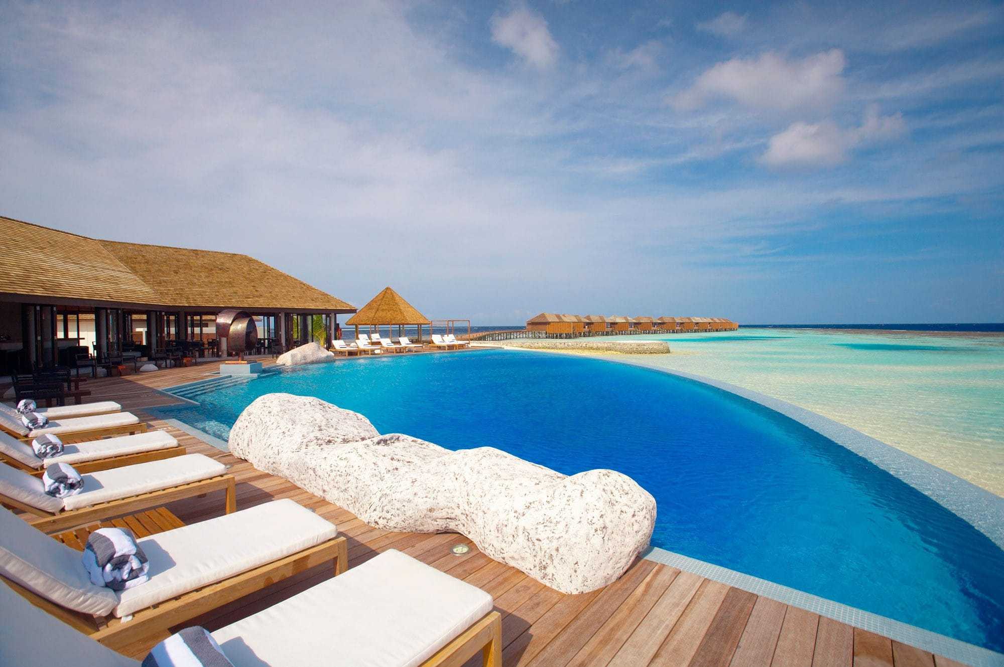 Отели рядом с морем. Лилу Бич Резорт Мальдивы. Lily Beach Resort Spa Мальдивы. Мальдивы Мальдивы Lily Beach Resort & Spa 5*. Отель Лилу Мальдивы.