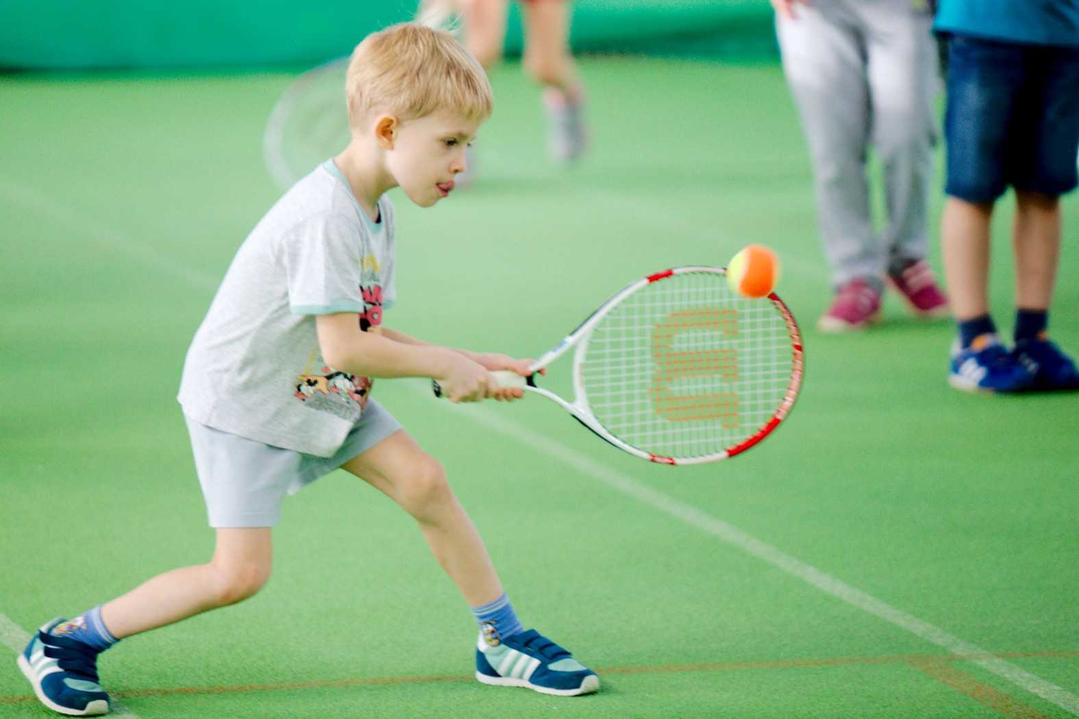 Теннис для детей: преимущества, выбор секции, одежды и обуви