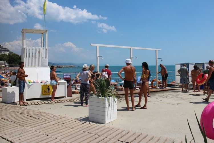 Пляжи Сочи Куда поехать купаться Описание лучших бесплатных и платных пляжей: услуги, отзывы, отели рядом