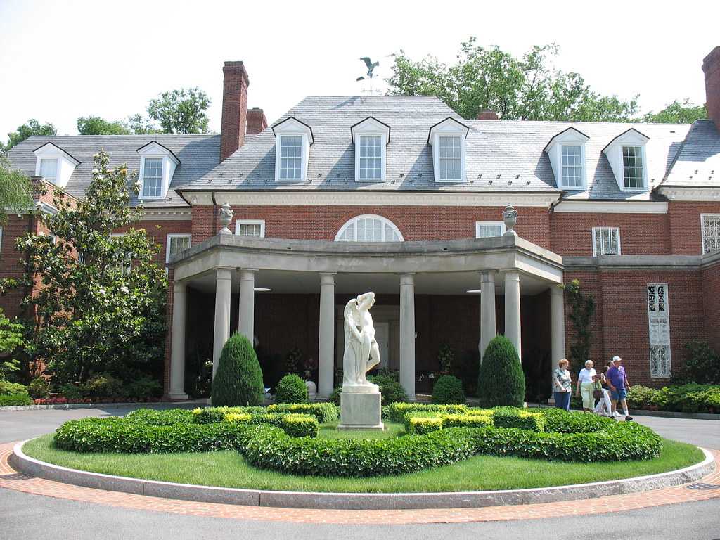 Hillwood Estate, Museum & Gardens - музей декоративных искусств в Вашингтоне, США, США Бывшая резиденция бизнесмена, светского человека, благотворителя и коллекционера Марджори Мерриуэзер Пост, Хилвуд известна своей большой коллекцией декоративных искусст