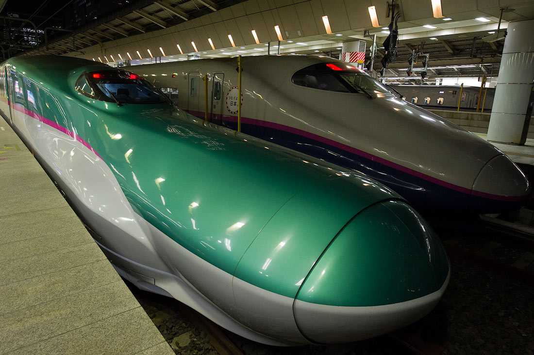 В 1825 году железные дороги с использованием паровых двигателей были впервые введены в эксплуатацию в Великобритании Спустя 30 лет эта технология появилась в Японии как модель парового автомобиля в конце сёгуната Токугава 1853 г Происхождение железных дор