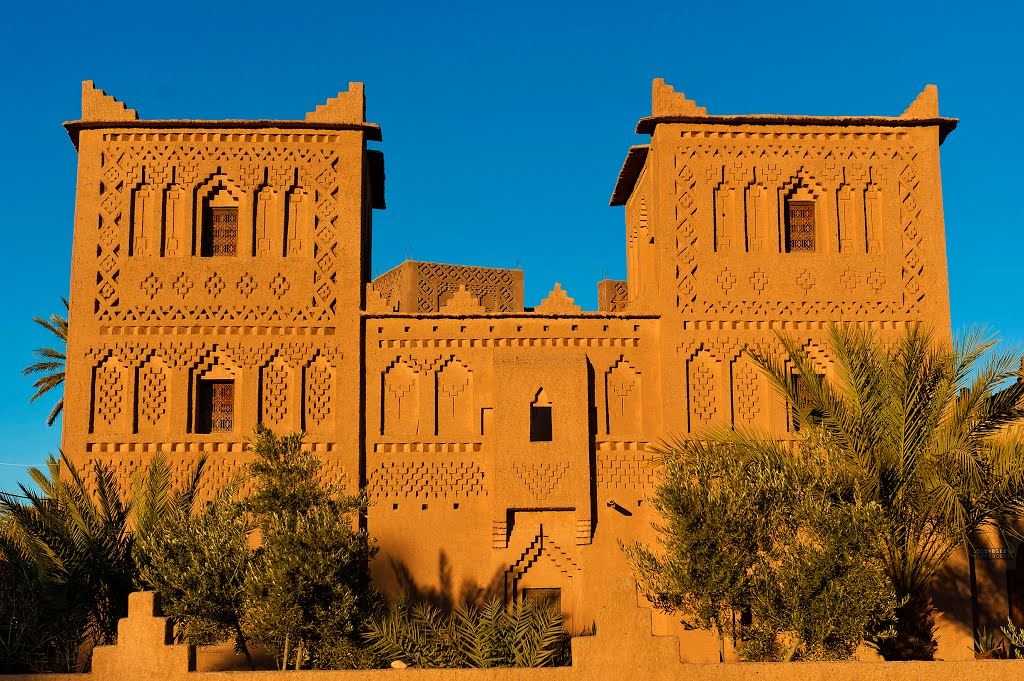Марокканская архитектура относится к 110 г до нэ с массивными кирпичными зданиями На архитектуру повлияли исламизация во времена династии Идридидов, мавританских изгнанников из Испании, а также Франции, которая оккупировала Марокко в 1912 году Марокко нах