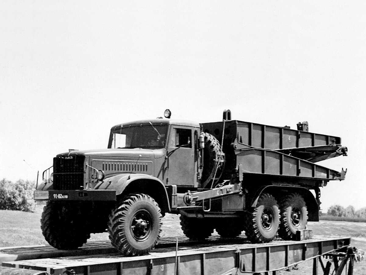 Средний колёсный эвакуационный транспортёртягач тк1 на базе яаз-214 с полуприцепом пс1