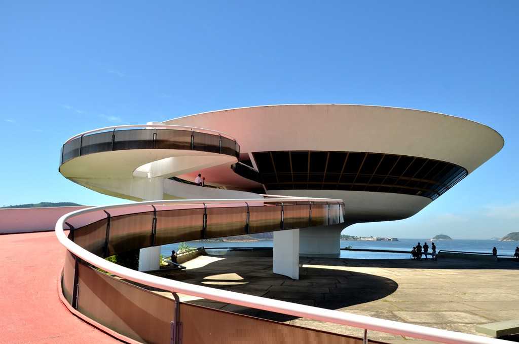 Музей современного искусства Niterói португальский: Museu de Arte Contemporânea de Niterói - MAC расположен в городе Нитера, Рио-де-Жанейро, Бразилия, и является одним из главных достопримечательностей города Он был завершен в 1996 году Музей, построенный
