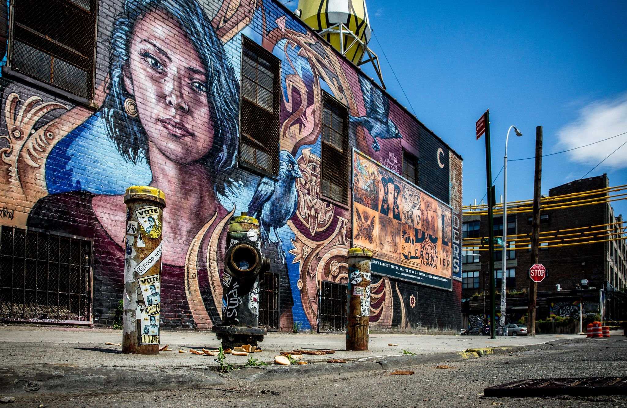 Стикер-арт — как обычные наклейки на стенах города переросли в самостоятельную форму уличного искусства
