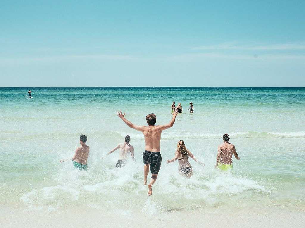 Пляжный отдых в апреле 2022: куда поехать за границу на море?