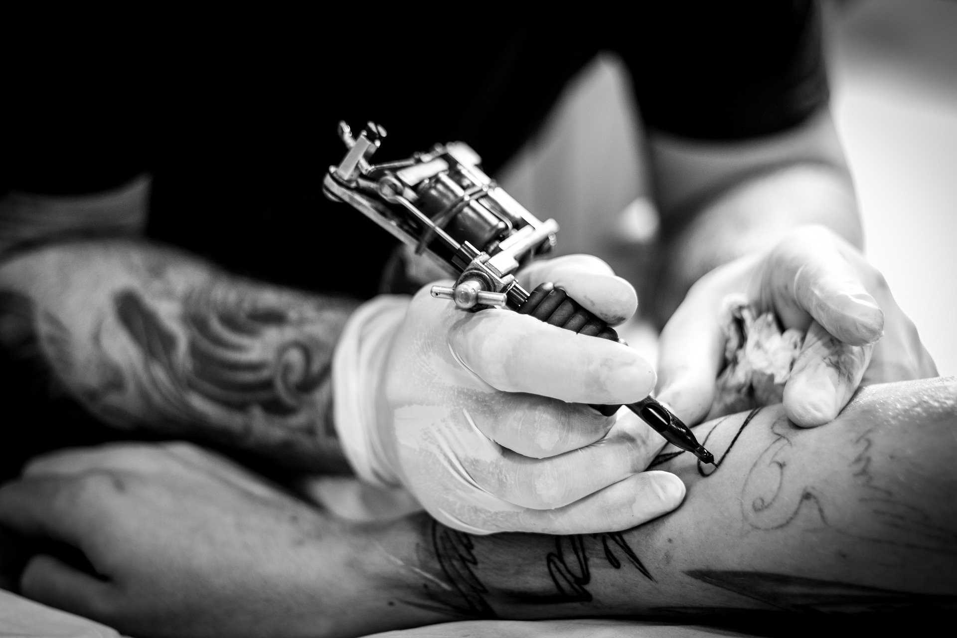 Татуировщик с машинкой